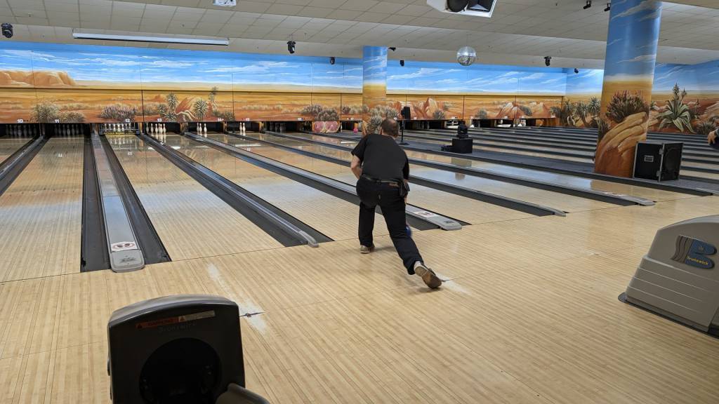 Bowlingspieler auf einer Bowlingbahn