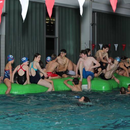 Gruppe auf einem Wasserspielgerät