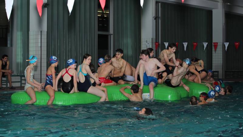 Gruppe auf einem Wasserspielgerät