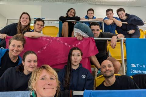 Schwimmgruppe auf einer Tribühne