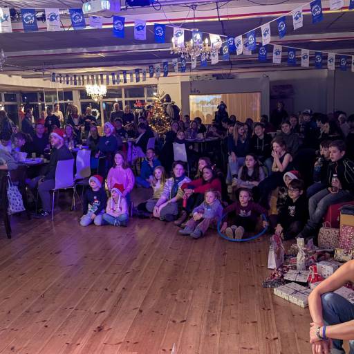 Gruppe guckt gespannt auf die Bühne