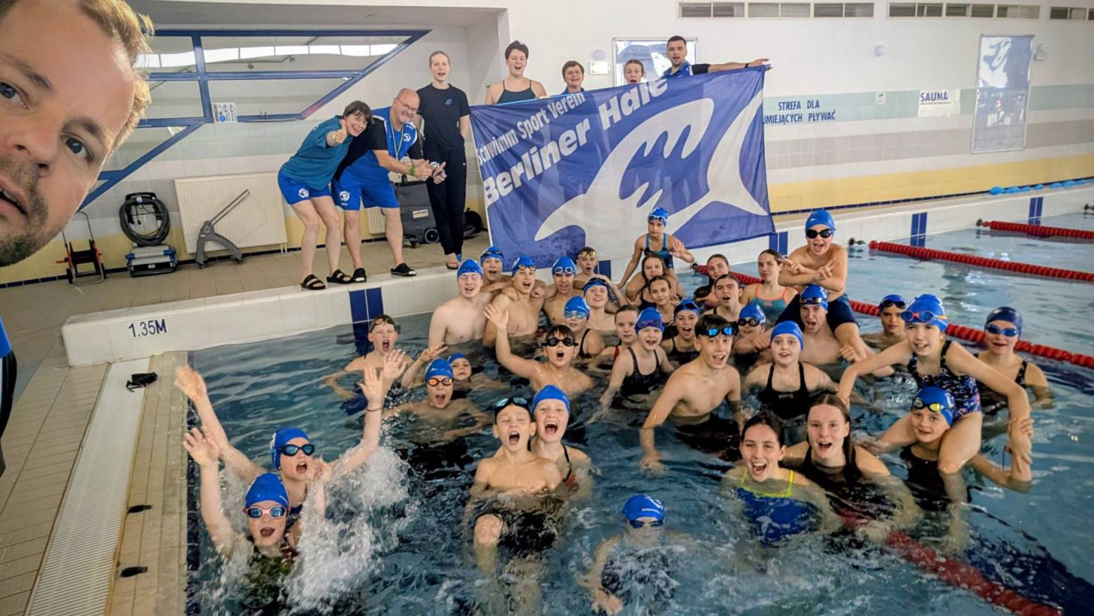Gruppe in der Schwimmhalle