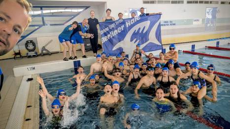 Gruppe in der Schwimmhalle 