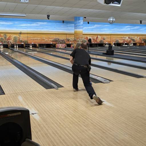 Bowlingspieler auf einer Bowlingbahn