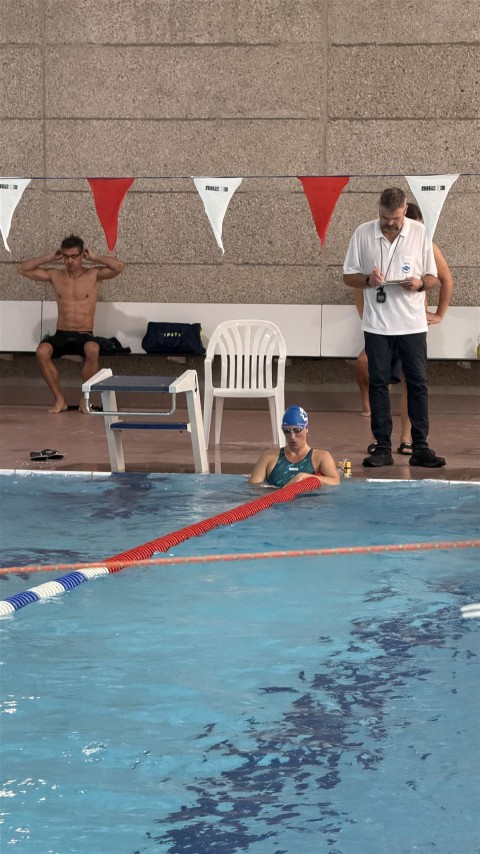 Innenaufnahme eines Schwimmbeckens mit mehreren Personen