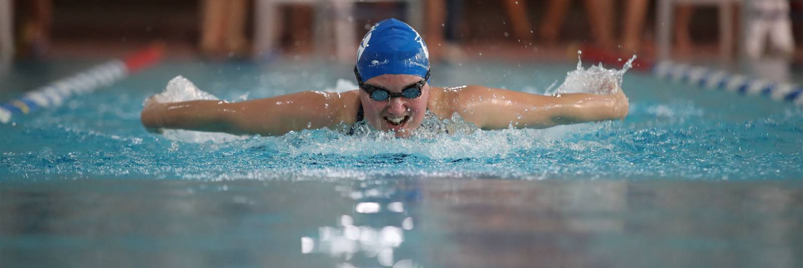 Delphinschwimmerin die gerade atmet